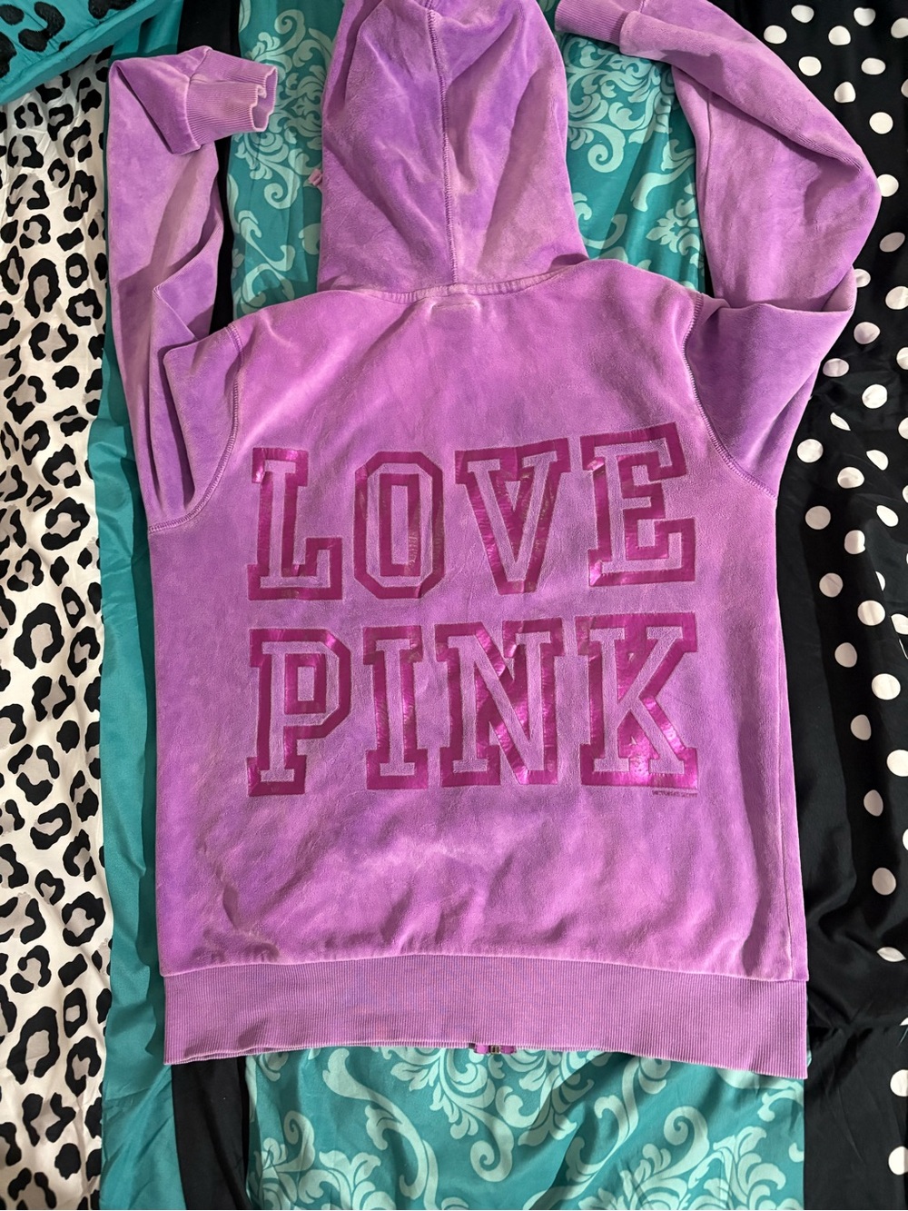 Victoria's Secret PINK Vintage
2010's graphic hoodie size M can fit smaller💜💜💜